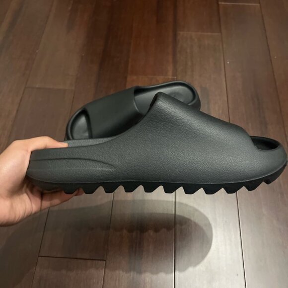 Adidas Yeezy Slides Onyx NWT No Box - Picture 1 of 8